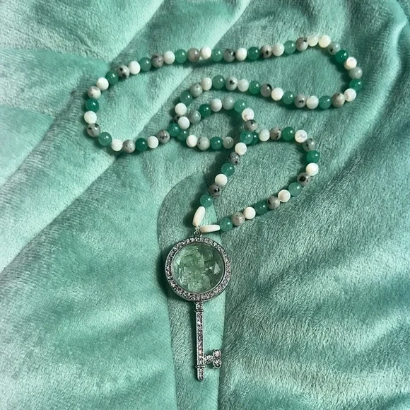 Aventurine & Pearl Stretch Necklace (Aventurine, Kiwi Jasper & Mother of Pearl) - Picture 1 of 7